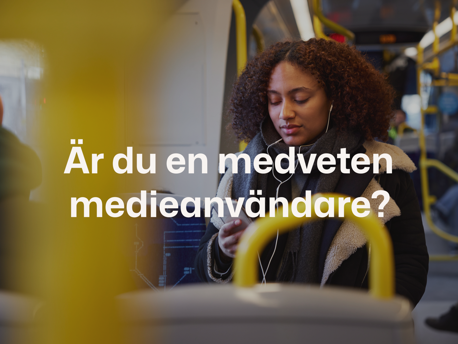 Person som sitter på en buss och tittar i sin telefon