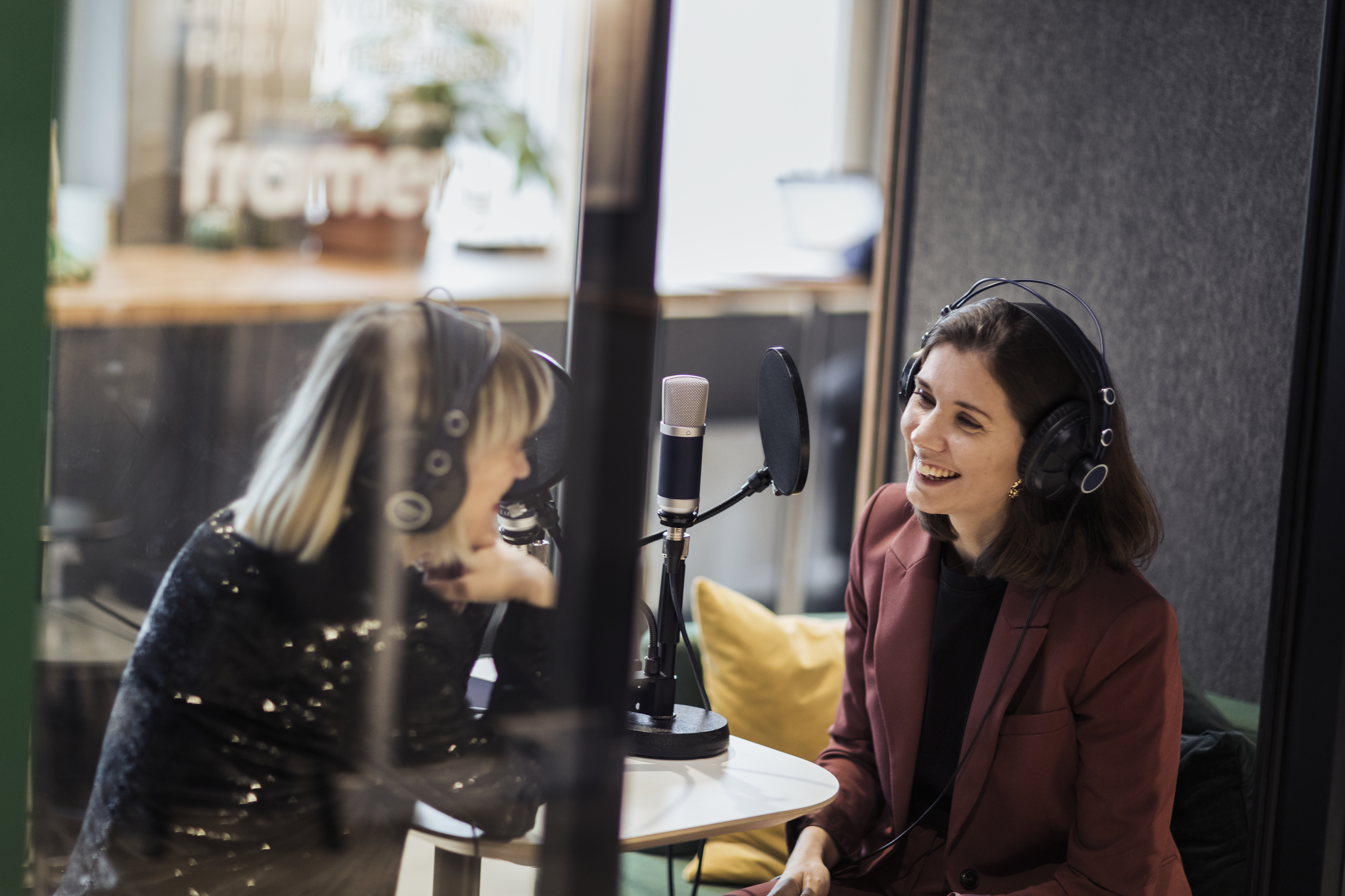Bild på en kvinna som intervjuar en annan kvinna i en studio 