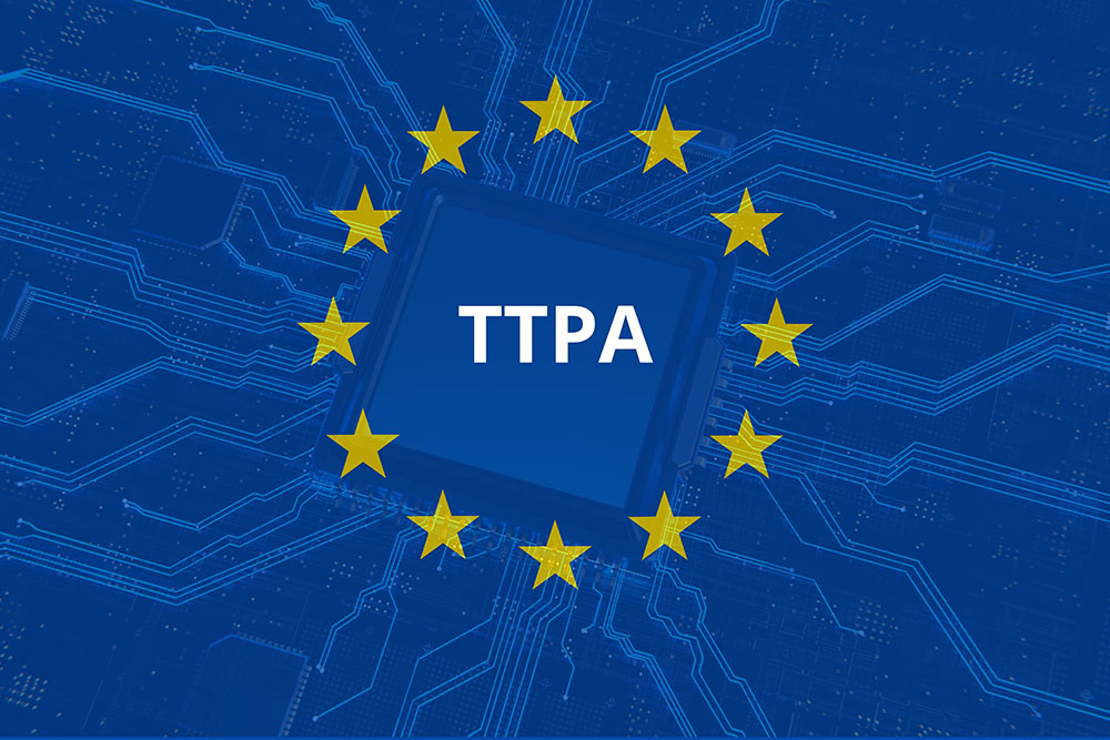 Blå bakgrund med kretskortsmönster och texten 'TTPA' i en central fyrkant, omgiven av tolv gula stjärnor i en cirkel som liknar EU-flaggan.