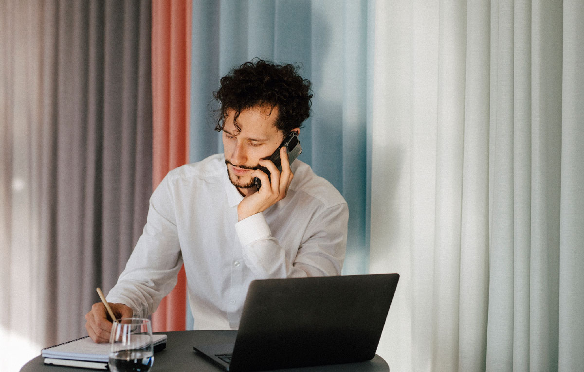 Person som pratar i telefon