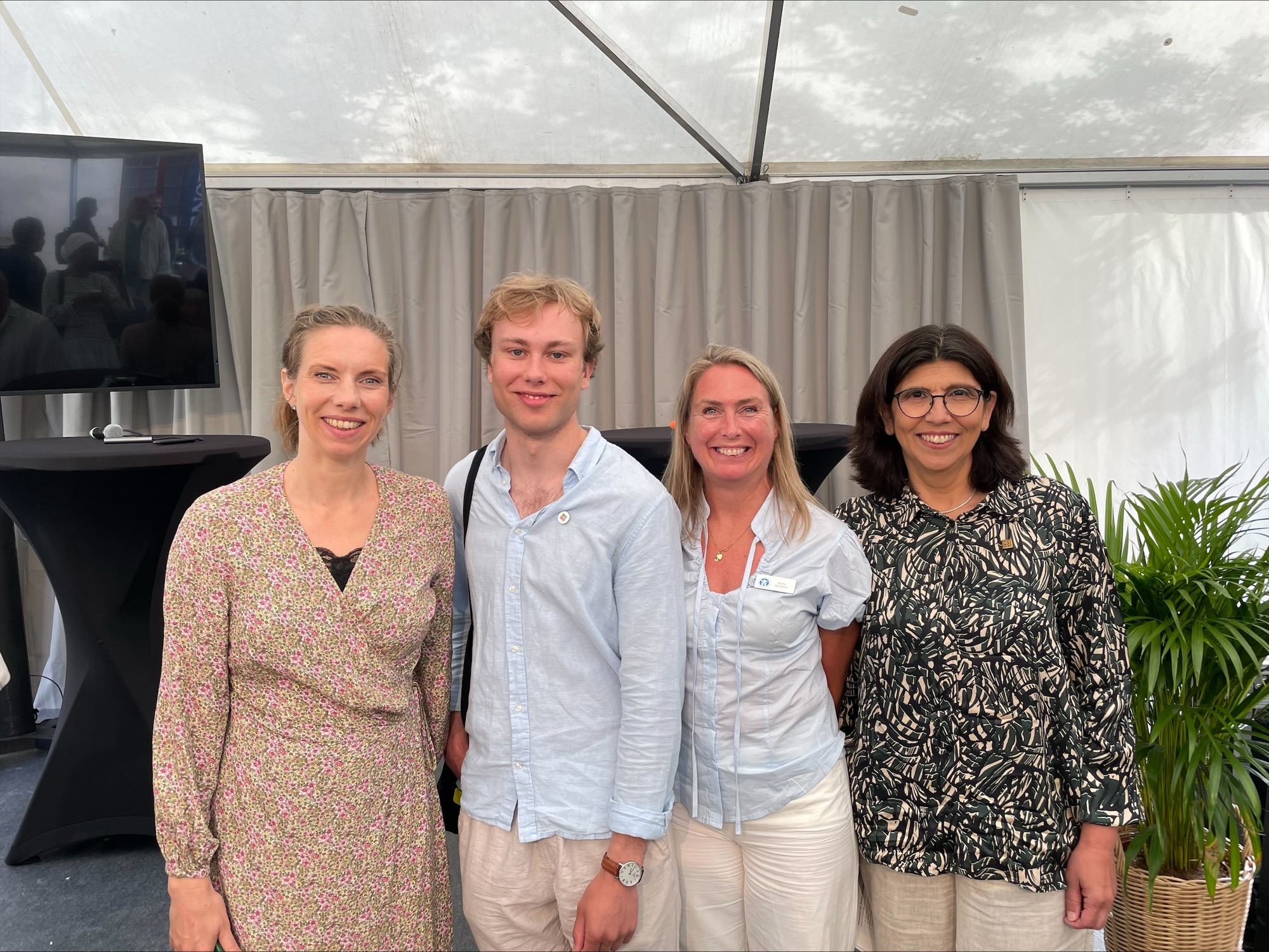 Gruppbild framför scen i Almedalen