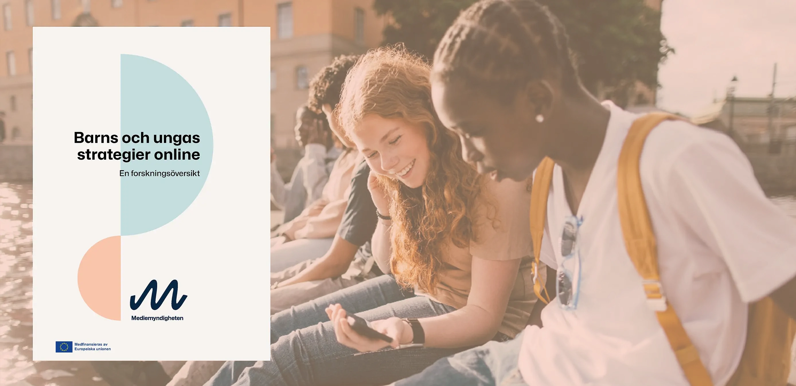 Tonåringar som tittar på mobil