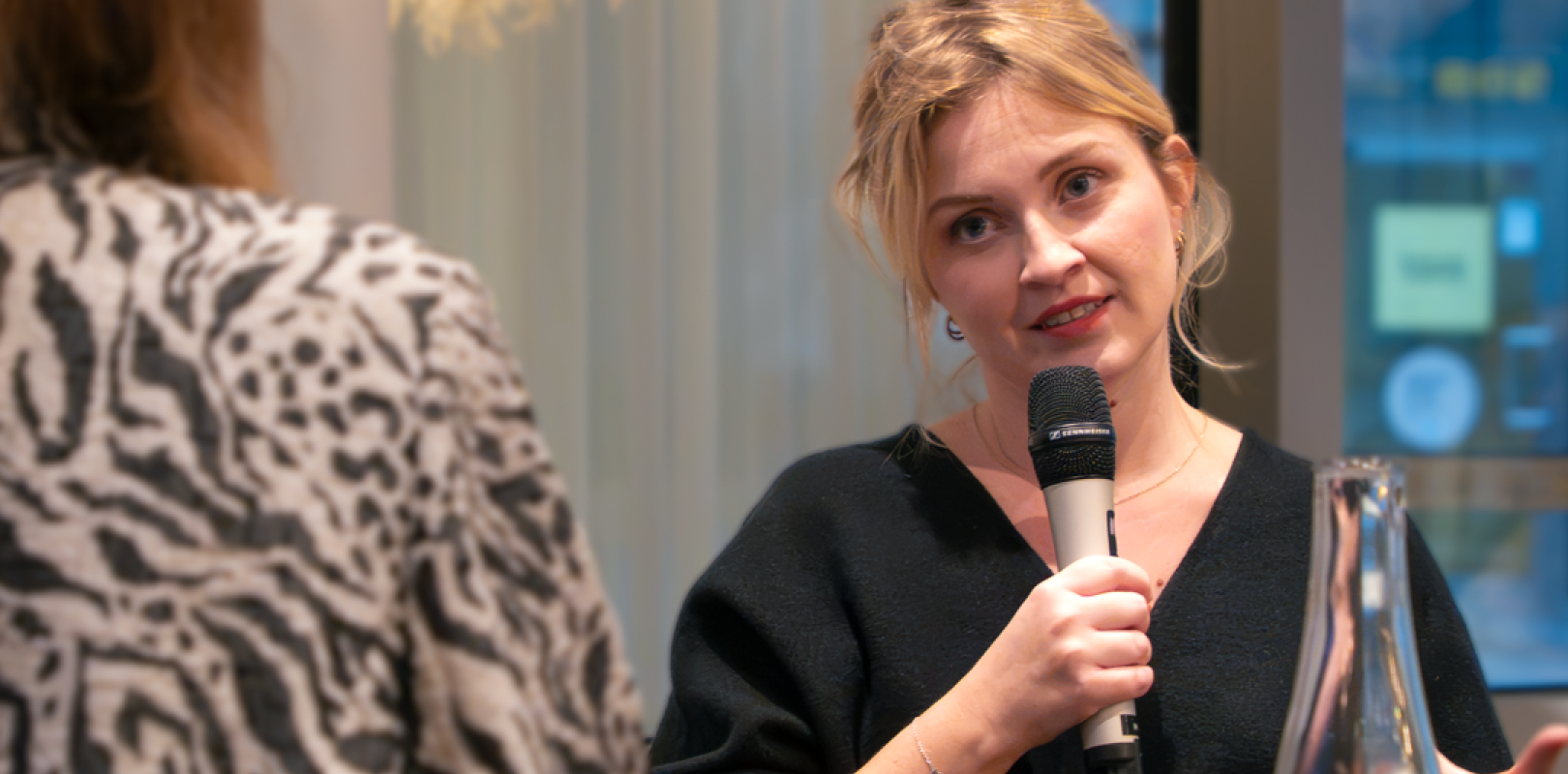 Irena Pozar pratar i en mikrofon