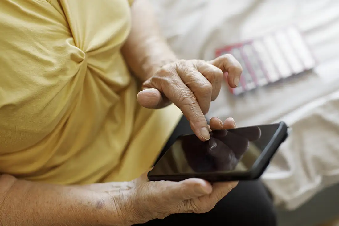 Person som håller i en telefon