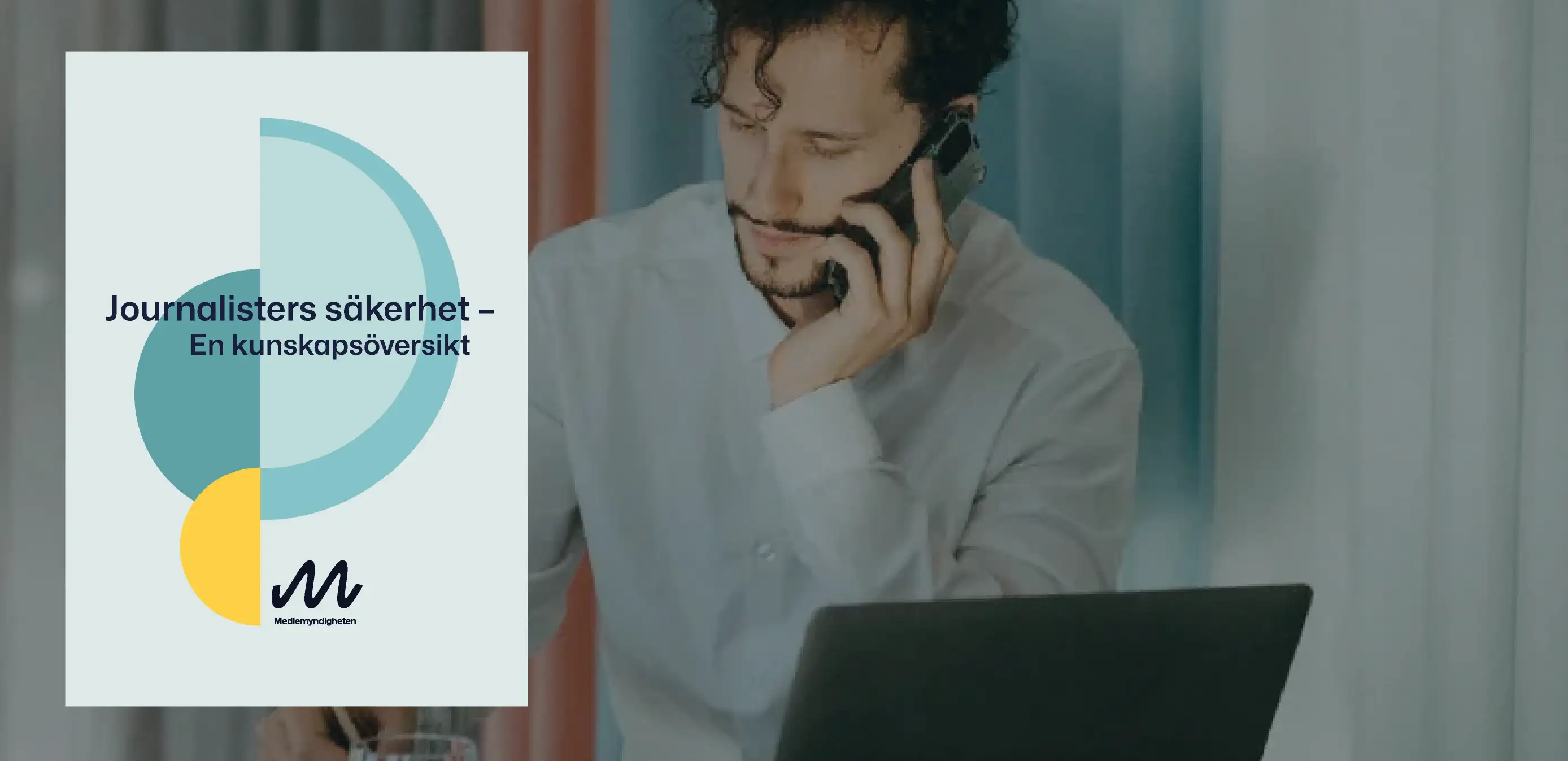 Man i samtal vid laptop; rapportomslag om journalisters säkerhet syns bredvid.