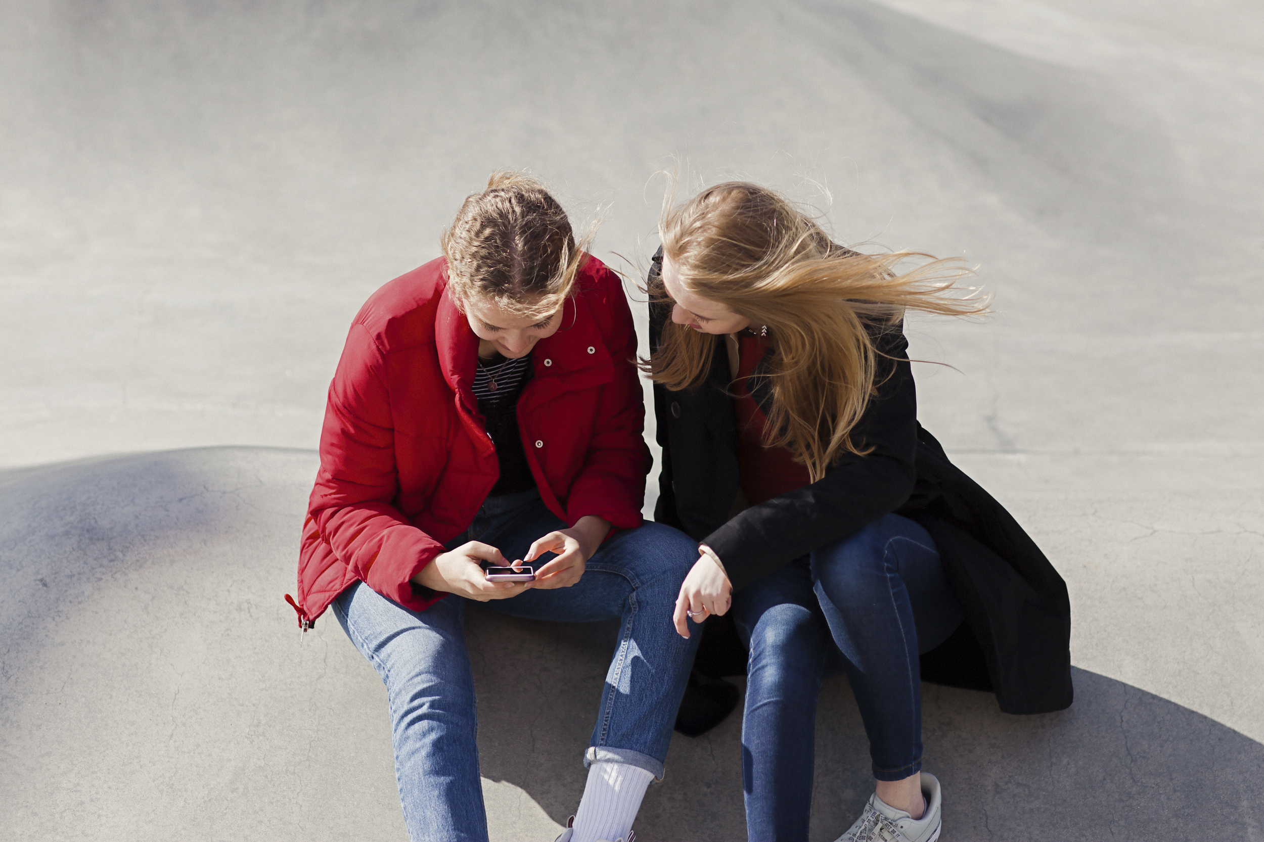 Bild av ungdom som sitter framför en dator