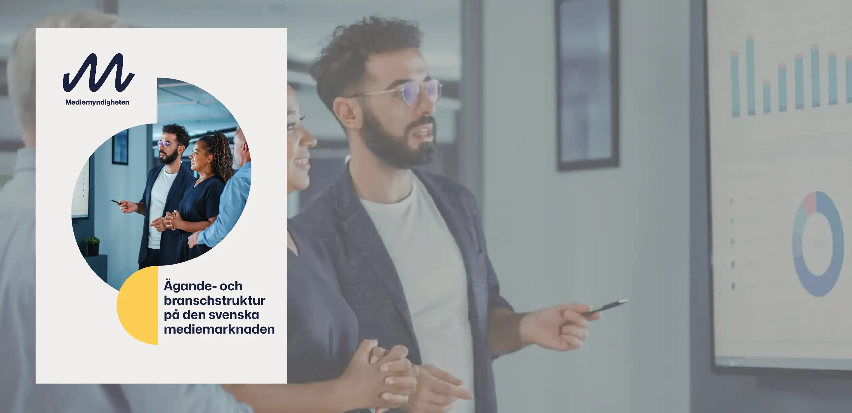 Personer i möte med skärmvisning; grafik om Mediekarta syns bredvid.