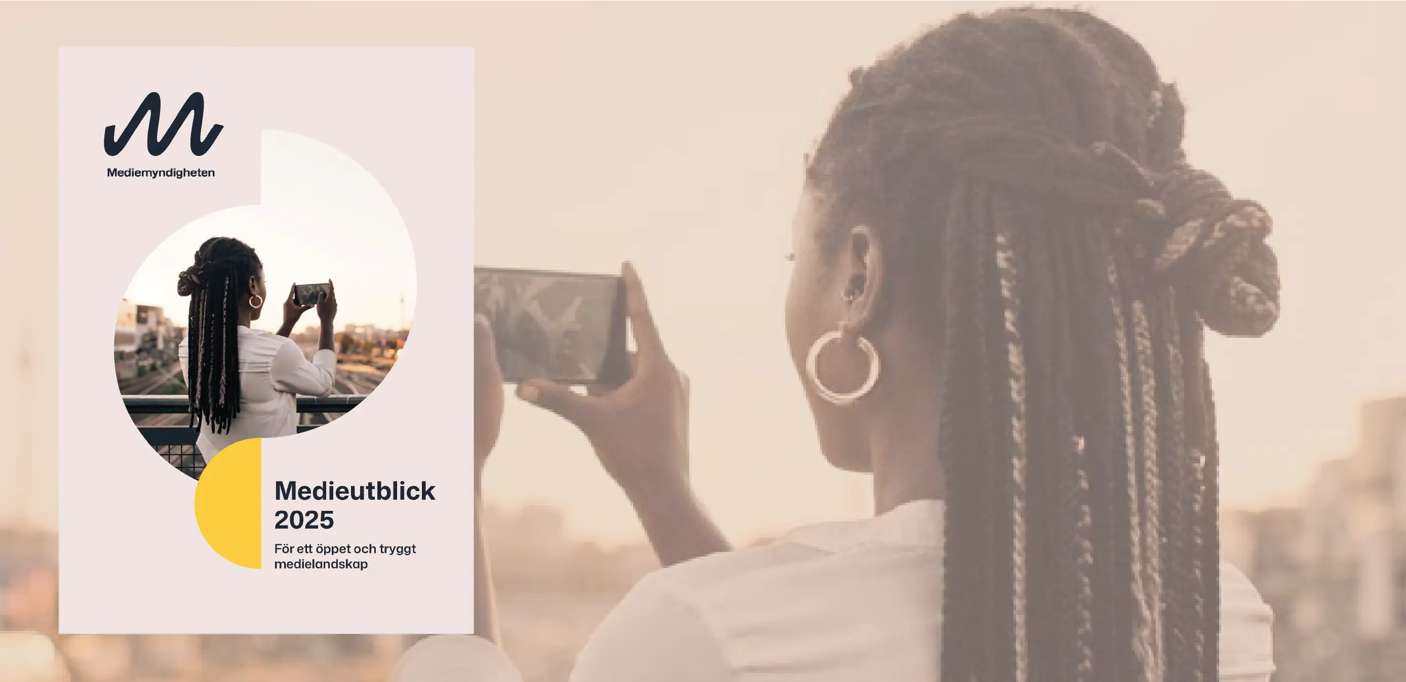 Kvinna fotograferar med mobil; omslag till rapporten Medieutblick 2025 syns bredvid.