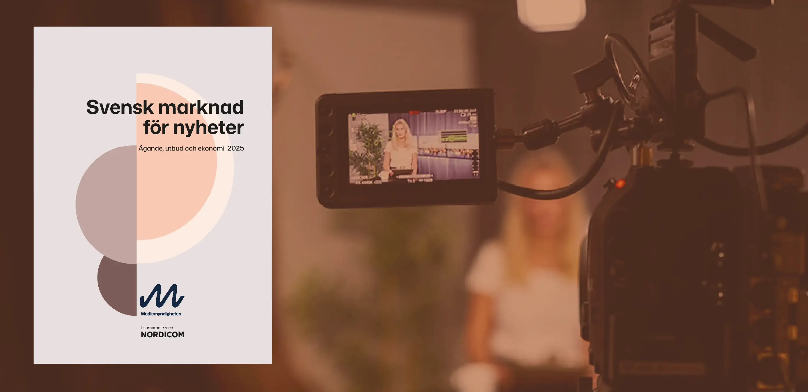 Person i studio filmas; rapport svensk nyhetsmarknad 2023 syns bredvid.