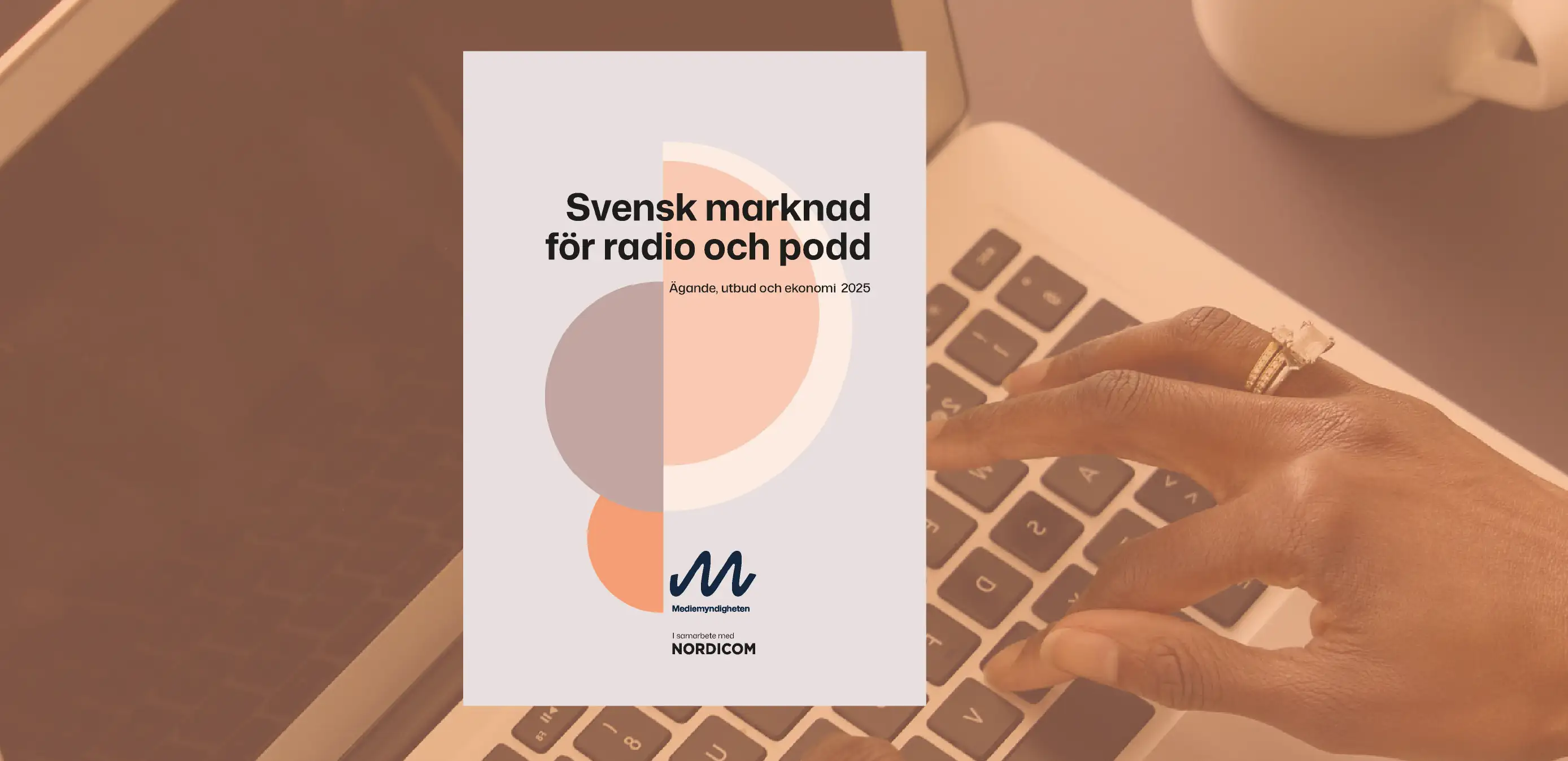 Person sätter i hörlur; rapporten Svensk radio- och poddmarknad syns bredvid.