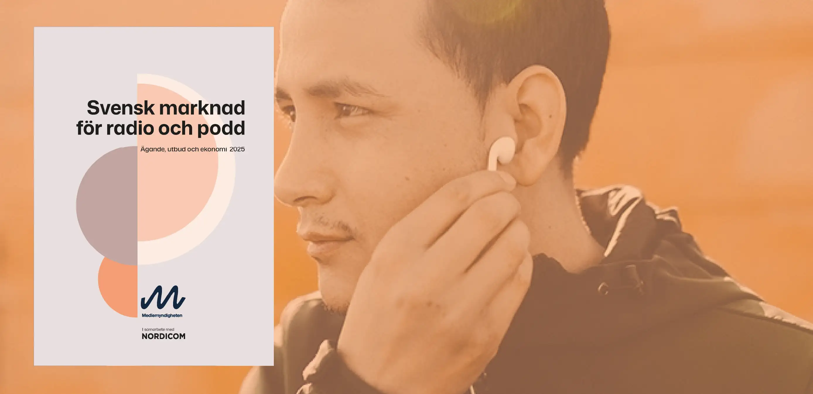 Person sätter i hörlur; rapporten Svensk radio- och poddmarknad syns bredvid.