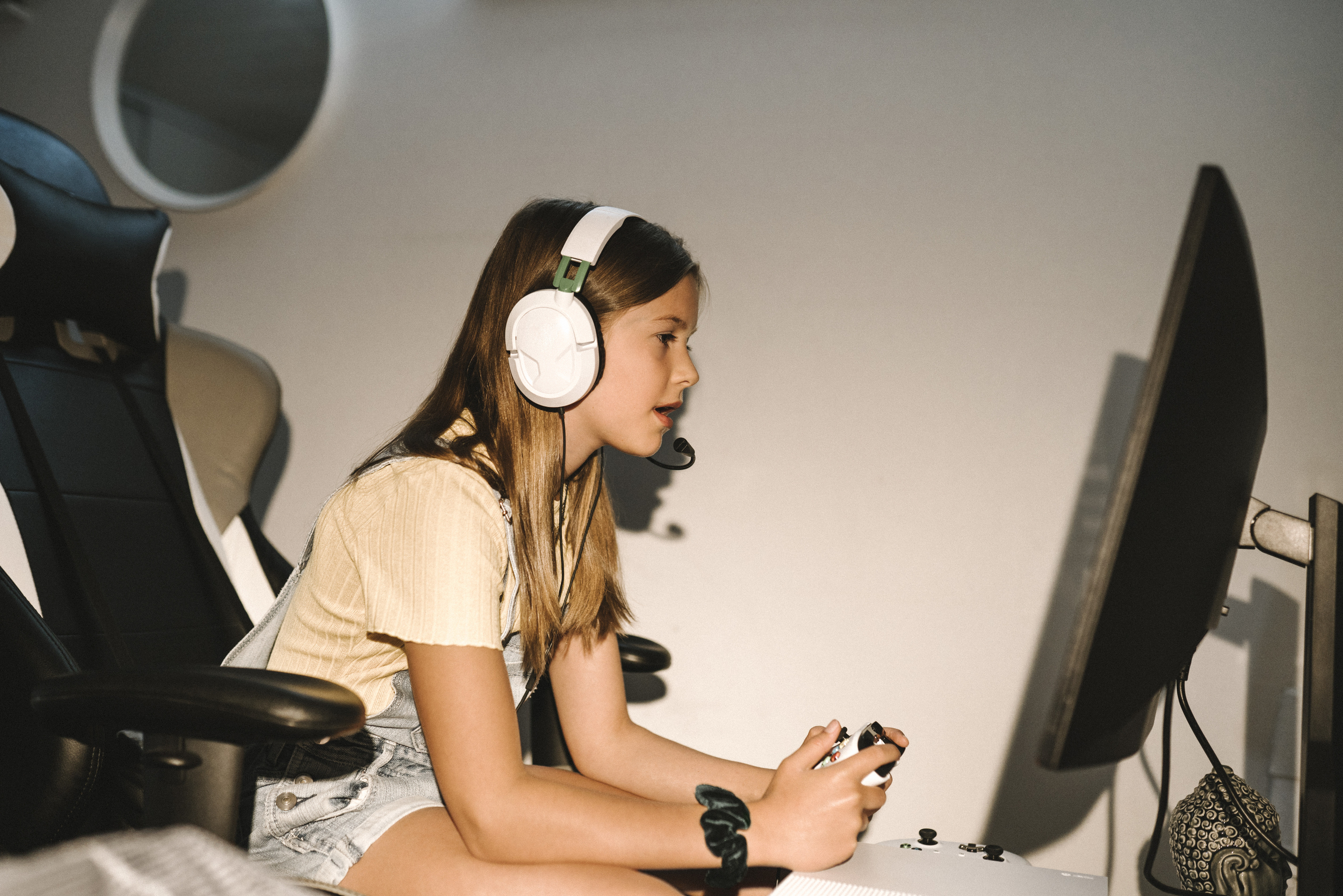 Tjej som spelar digitala spel