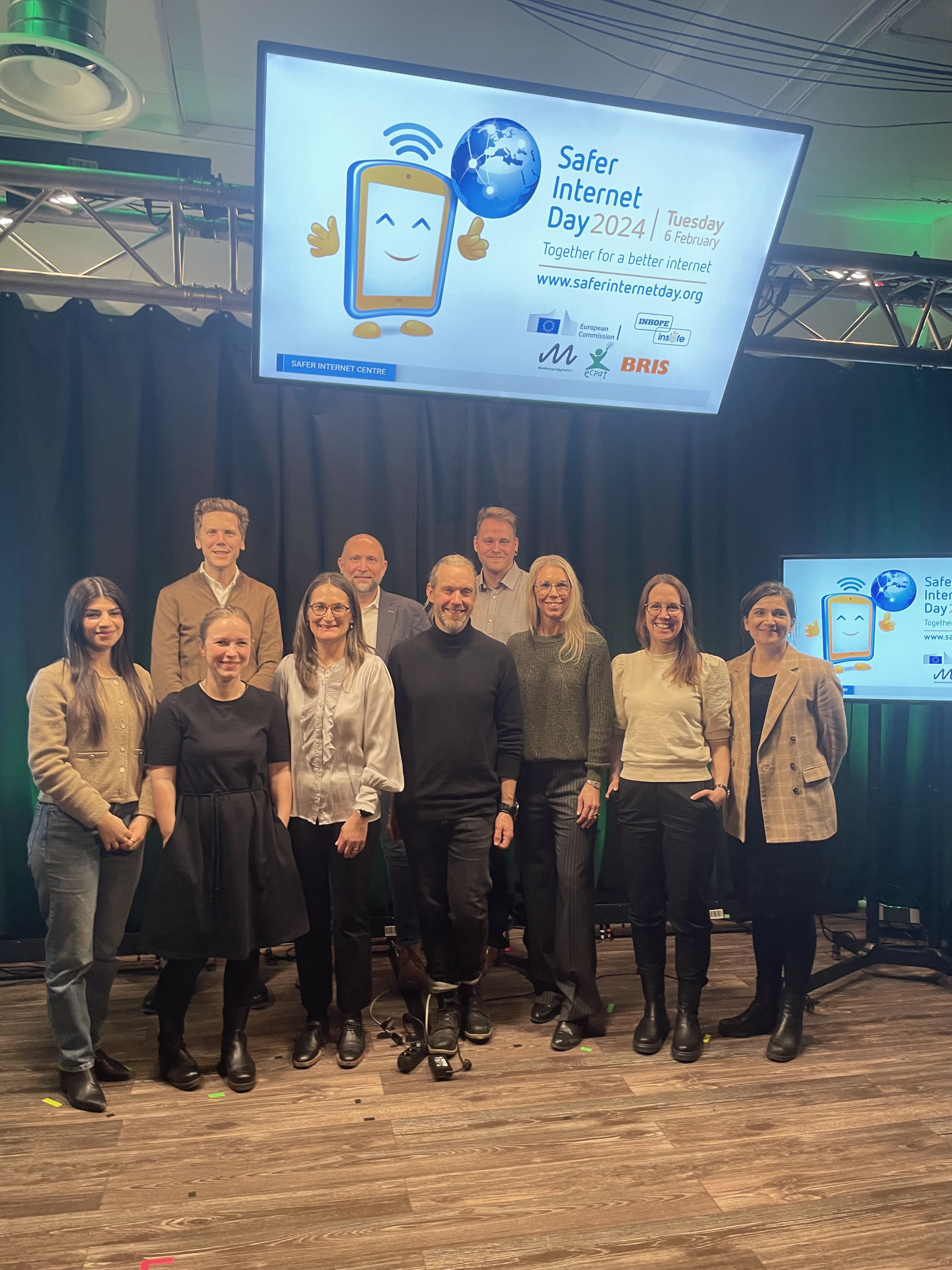 Sex kvinnor och fyra män på Safer Internet Day 2024
